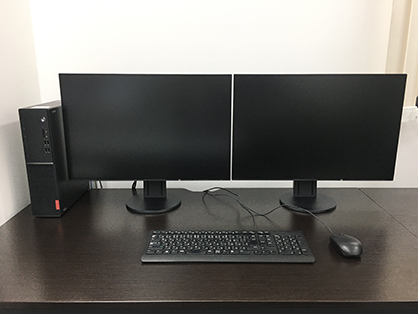 写真：オフィス内のデスクトップ環境